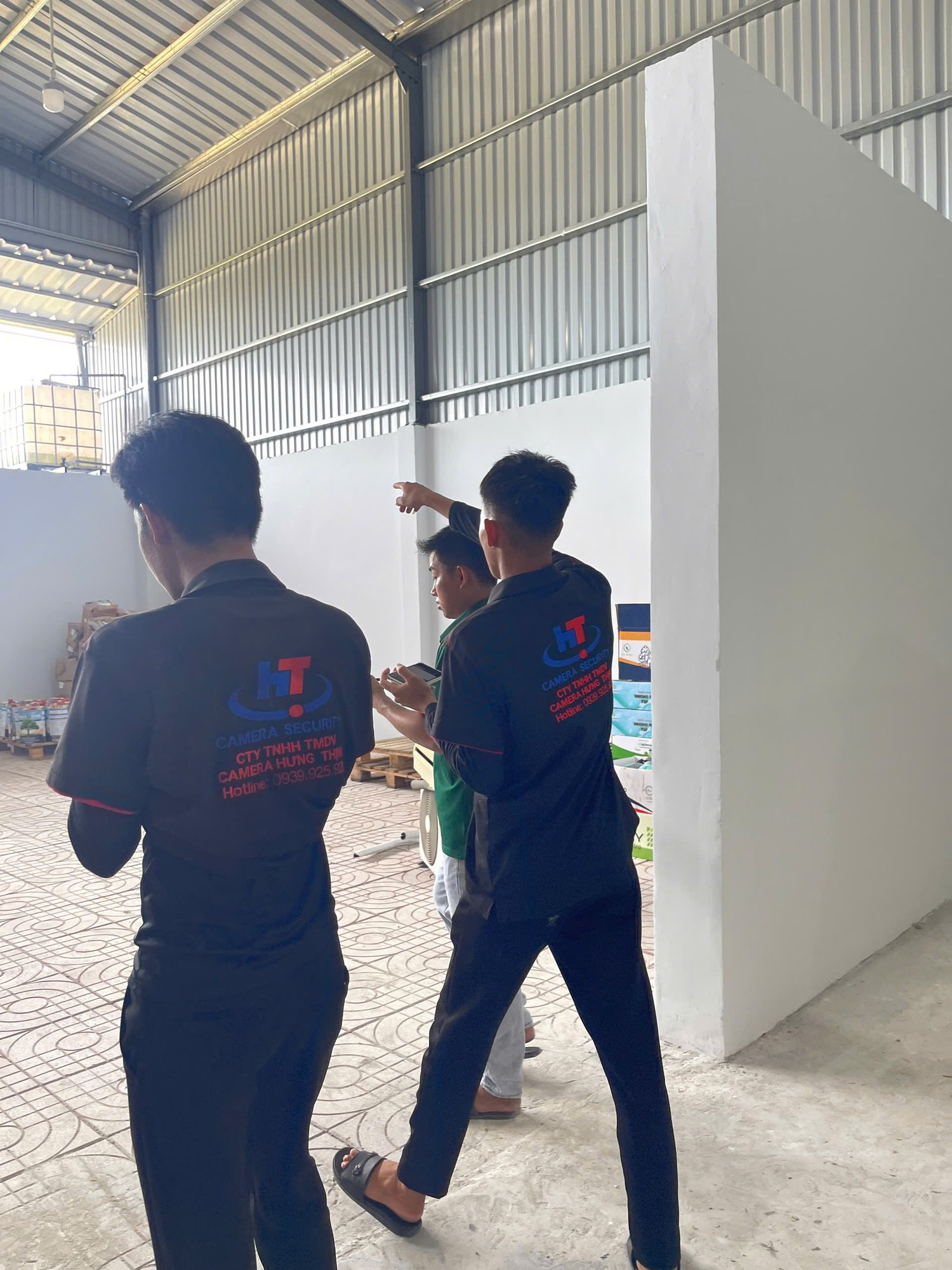 Đội kỹ thuật trao đổi hiện trường